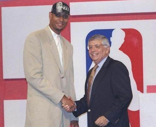 篮球赛场上 篮球赛场上