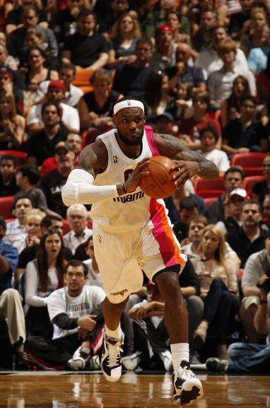 形成鲜明对 形成鲜明对